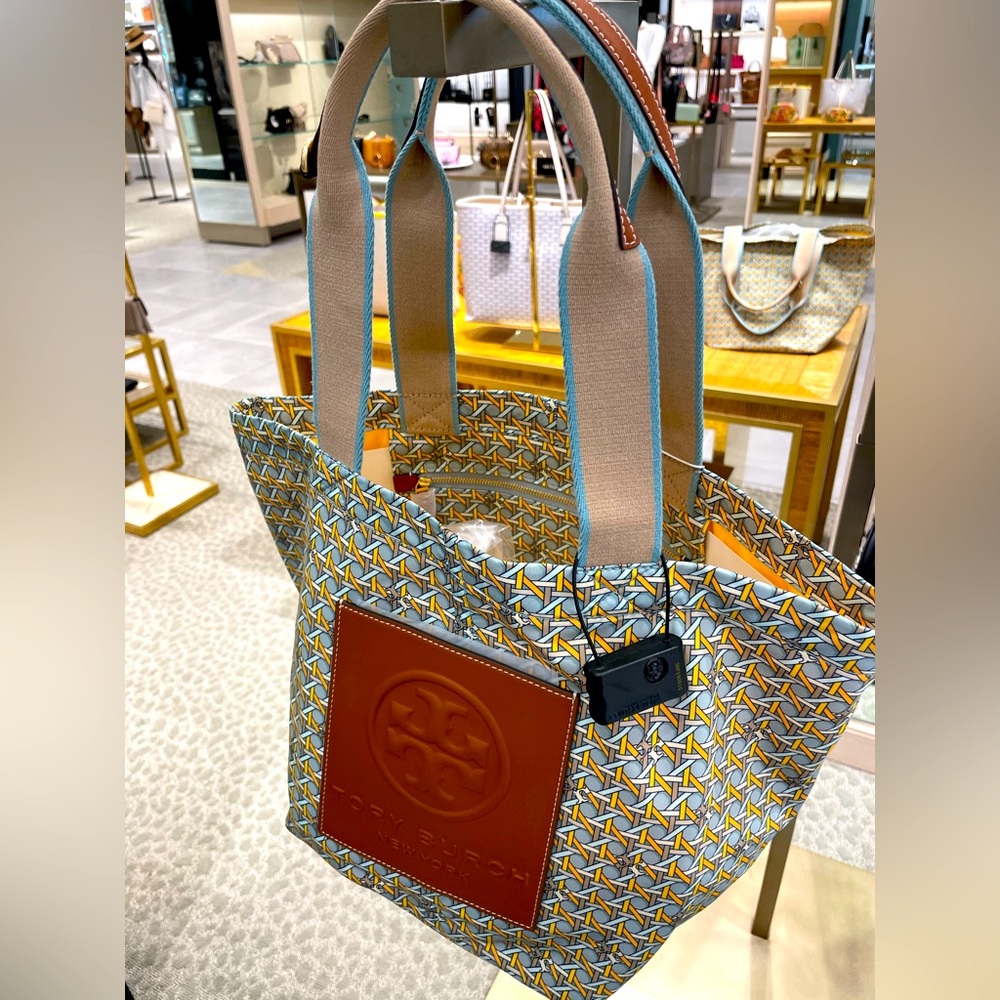 Tory Burch
Ella Deconstructed Printed Extra Large Tote Excellent condition